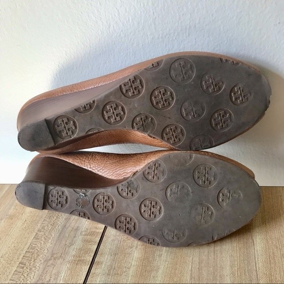 TORY BURCH Peep Toe Wedge Pump Sally 2 Leather Heels Tan Gold Shoes - Picture 14 of 14